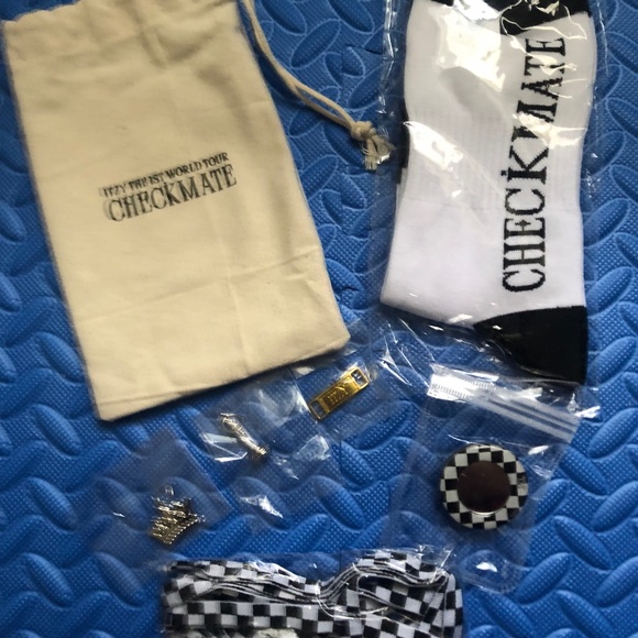 NEW ITZY Checkmate World Tour VIP Merch Pouch Bundle - Picture 2 of 2